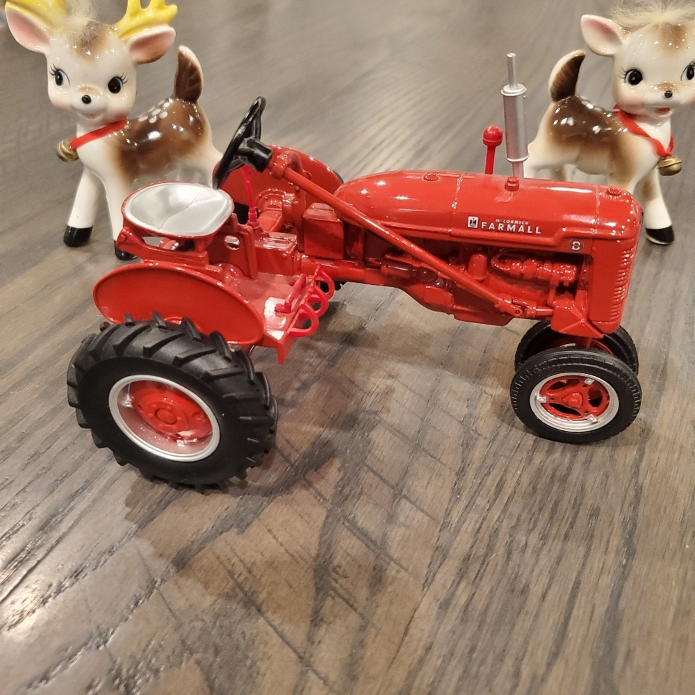 Vintage Ertl Classic McCormick 1/32" Scale Farmall Tractor